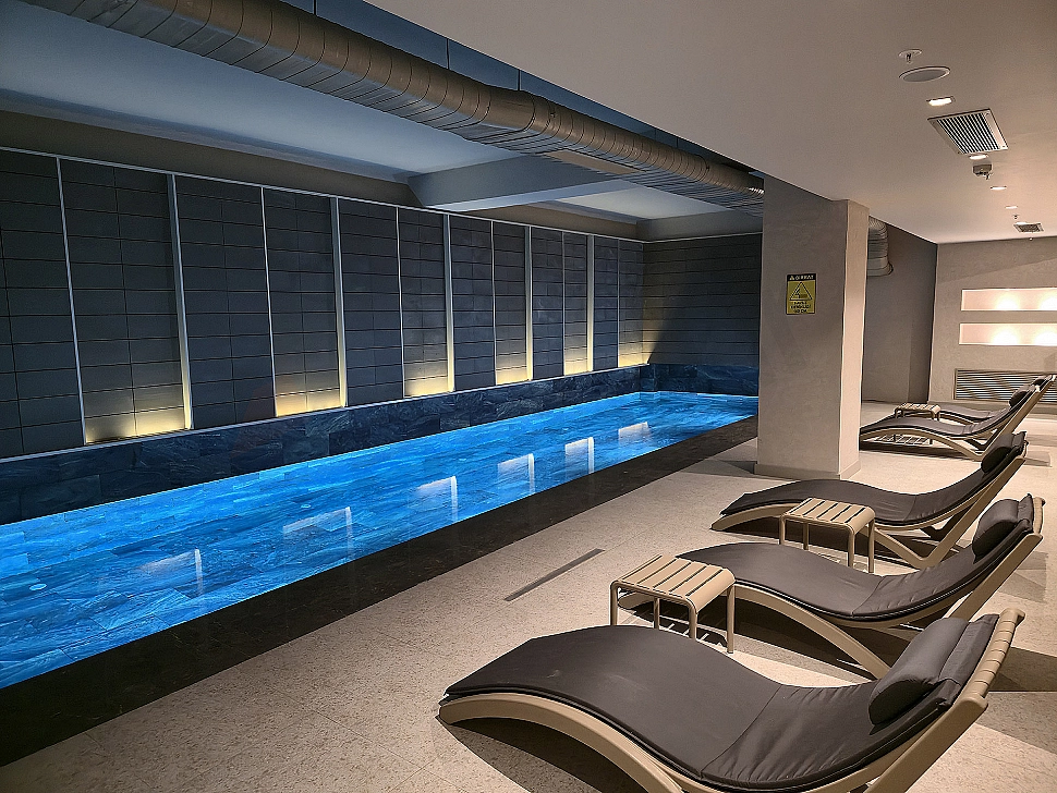 Bright and modern indoor swimming pool.