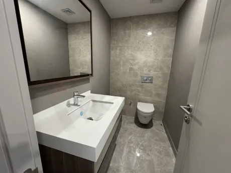 View of a spacious bathroom with modern design and high-quality ceramic details.