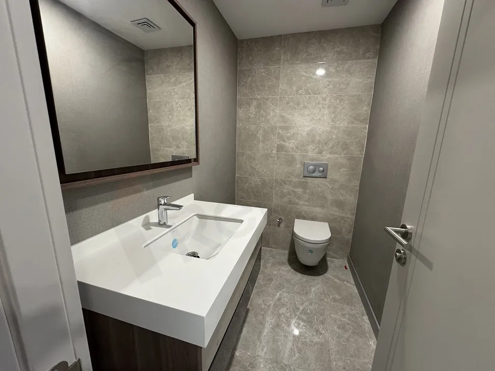 View of a spacious bathroom with modern design and high-quality ceramic details.