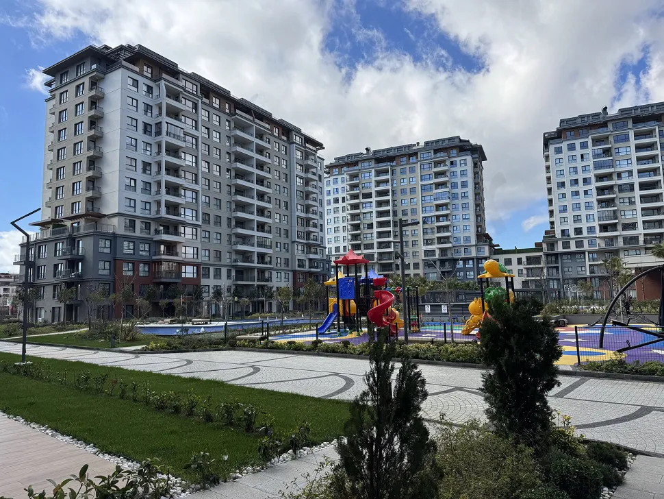 Spacious and green landscaped garden area of a modern luxury residential complex in Beylikdüzü.