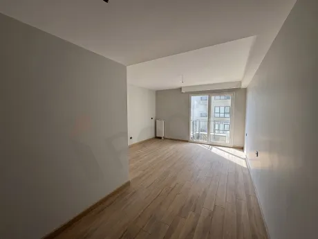 Spacious and bright empty bedroom area of a modern apartment in Beylikdüzü.