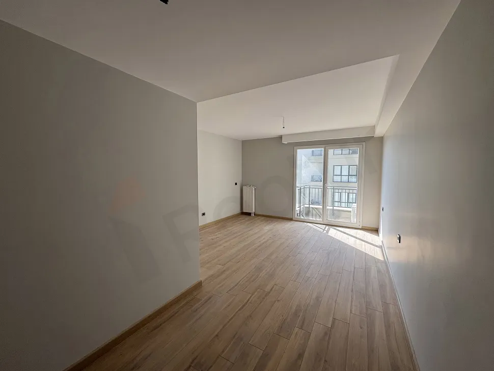 Spacious and bright empty bedroom area of a modern apartment in Beylikdüzü.