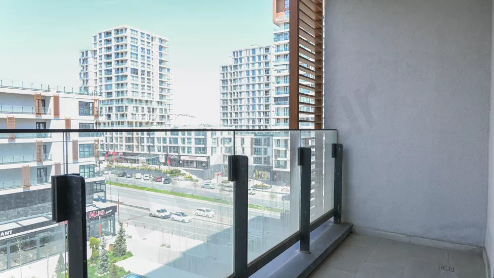 Modern Başakşehir Apartment: New Building with Indoor Pool & Parking