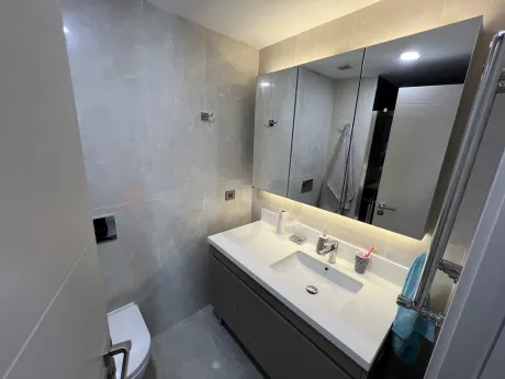 Modern and stylish bathroom interior design.