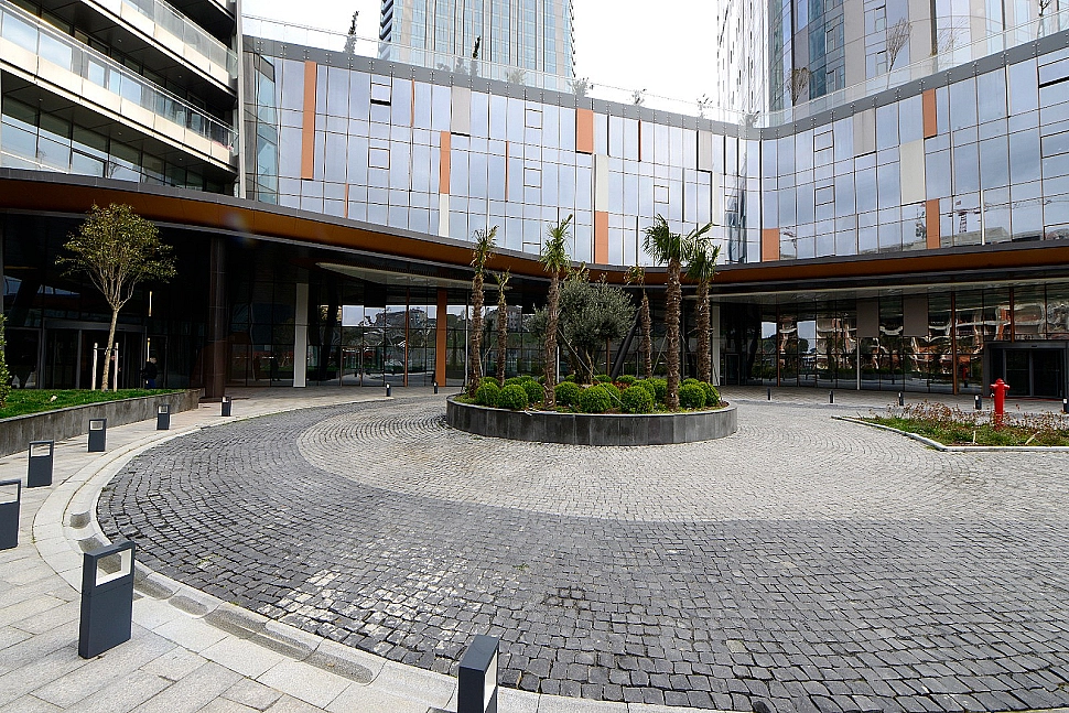 Spacious and well-maintained garden of a luxury apartment in Sarıyer.