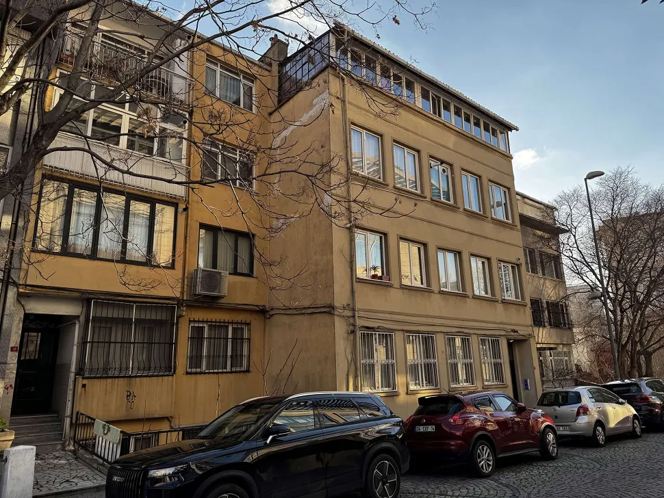 Accessible Urban Core: Furnished 2+1 in Besiktas Center