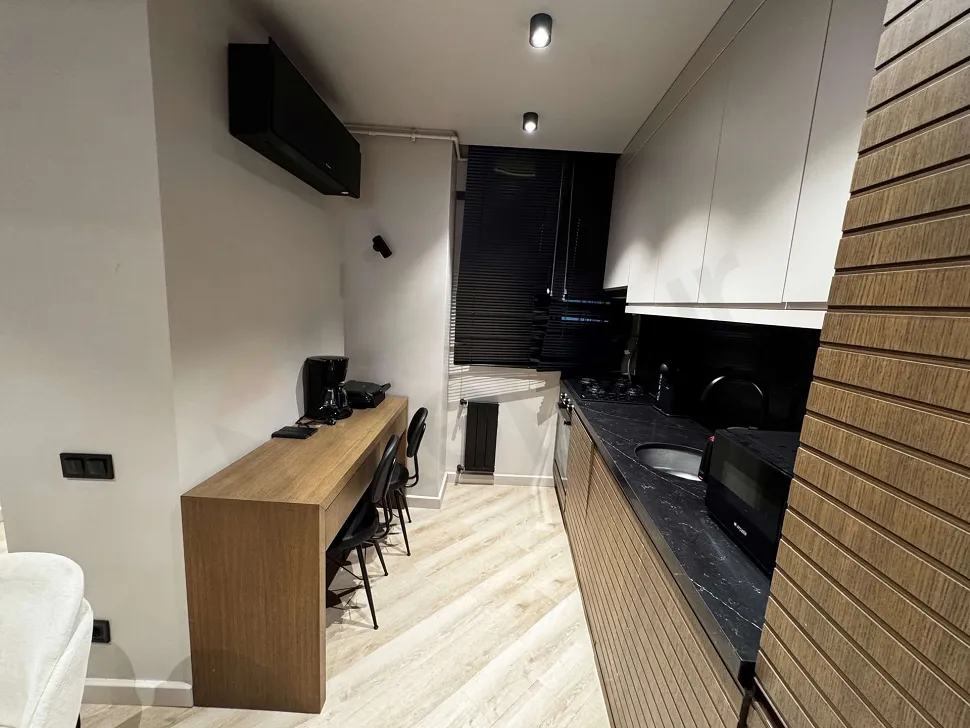 Accessible Urban Core: Furnished 2+1 in Besiktas Center