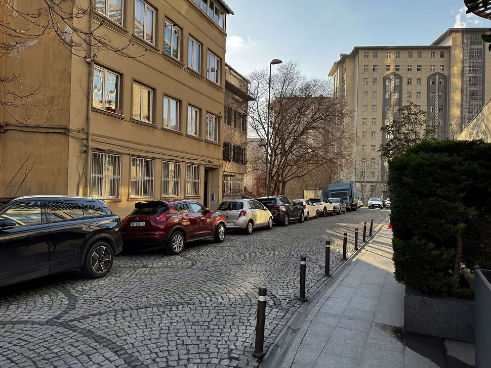 Accessible Urban Core: Furnished 2+1 in Besiktas Center