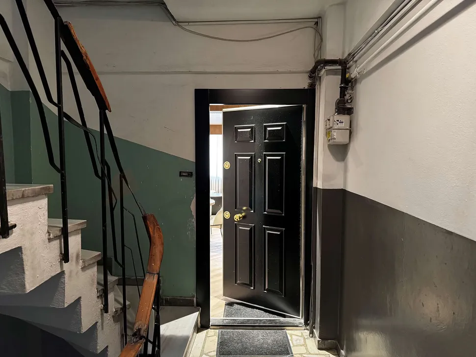 Accessible Urban Core: Furnished 2+1 in Besiktas Center