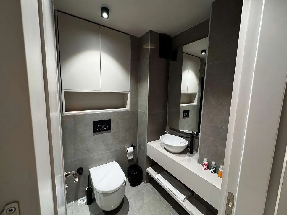 Accessible Urban Core: Furnished 2+1 in Besiktas Center