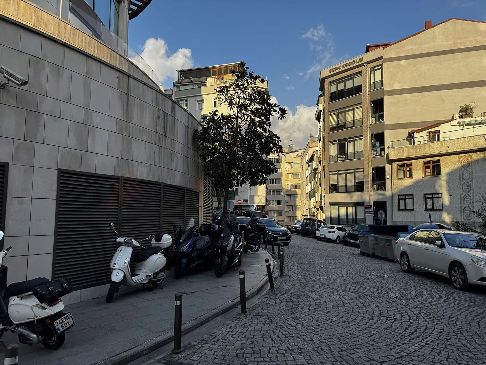 Accessible Urban Core: Furnished 2+1 in Besiktas Center