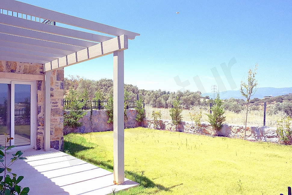 Image of a villa with a spacious garden.