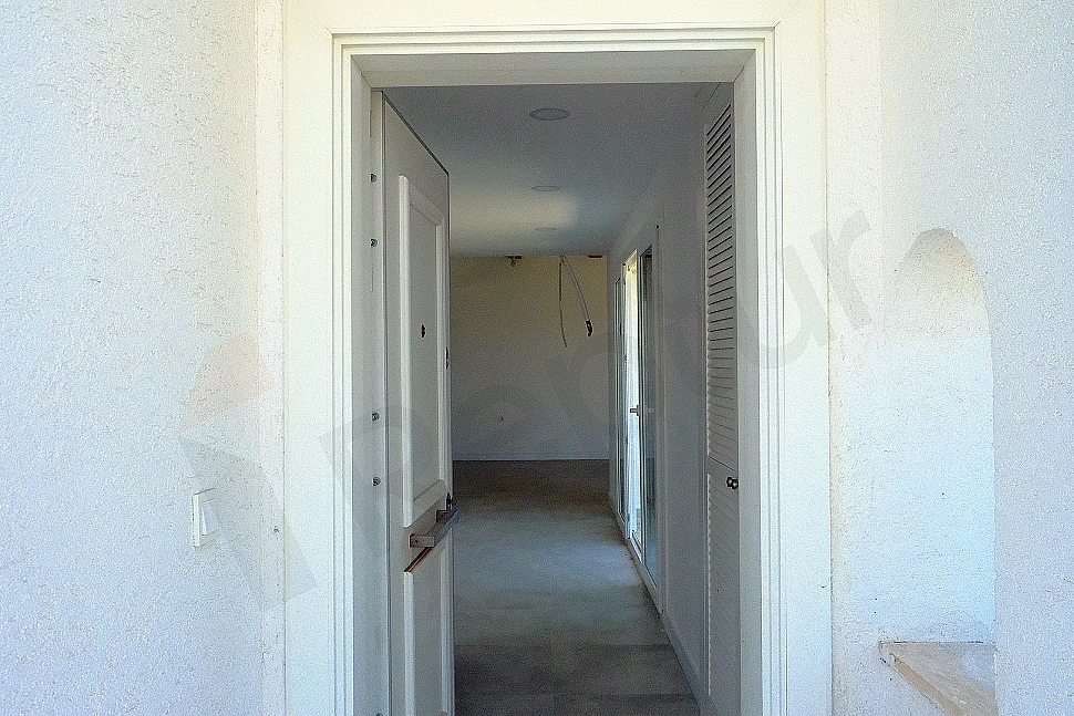 Entrance door detail of the villa.