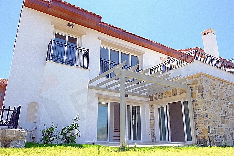Image of a villa with a large garden.