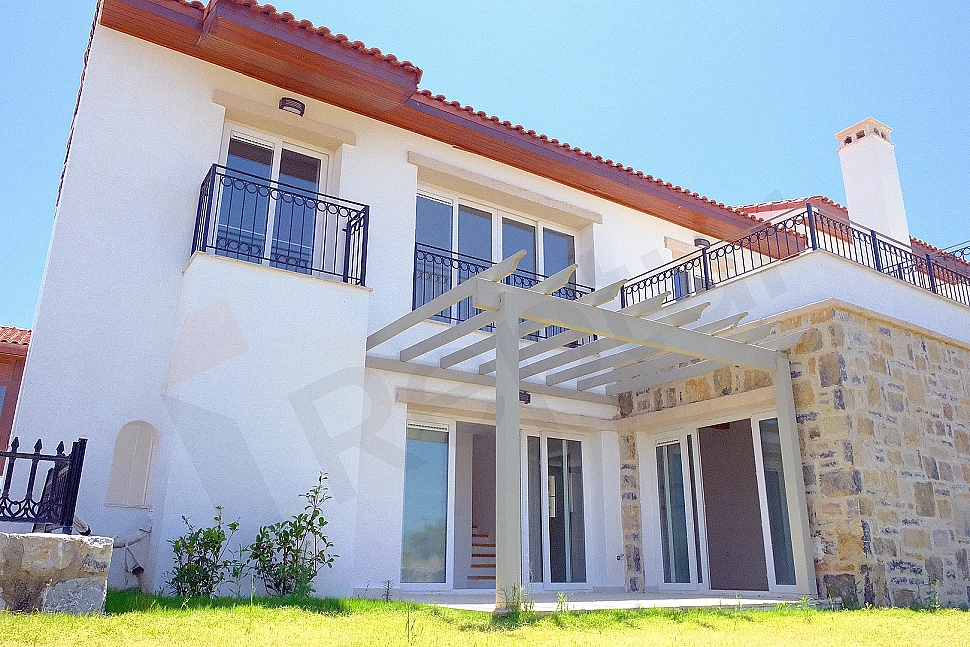 Image of a villa with a large garden.