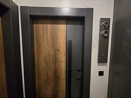 Entrance area of an unfurnished 2+1 flat for sale in Ataşehir.