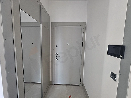 Photo of the entrance of a 2+1 flat for sale in Ataşehir, Istanbul.