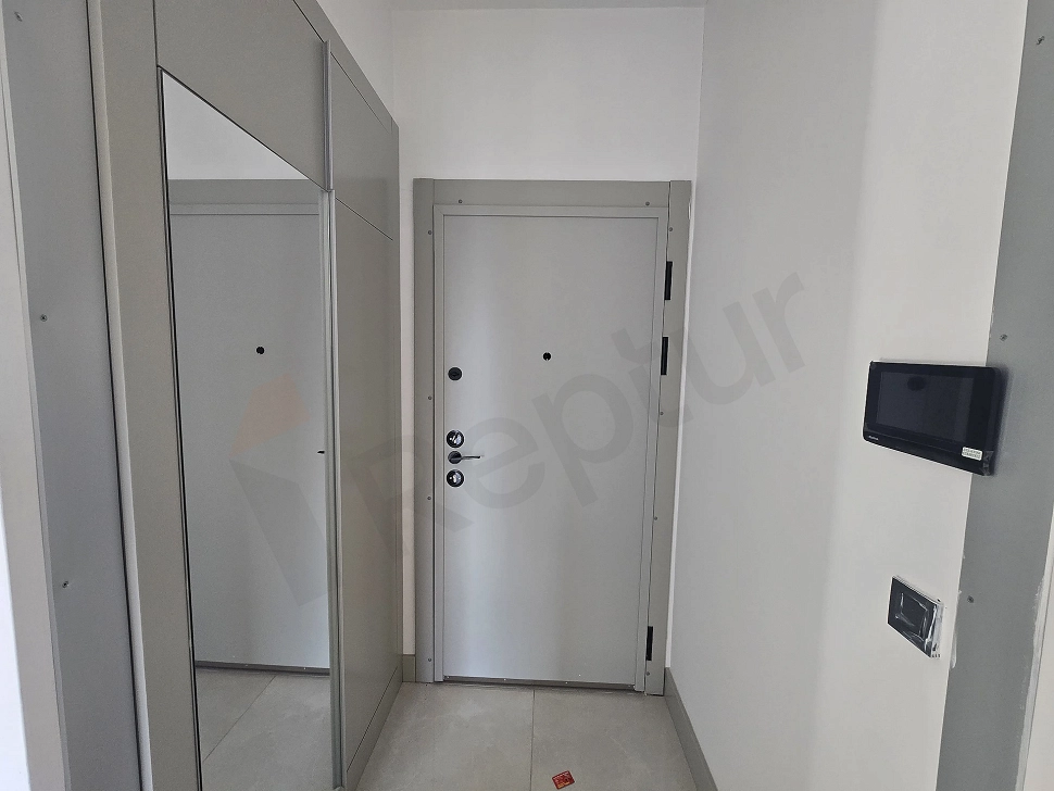Photo of the entrance of a 2+1 flat for sale in Ataşehir, Istanbul.