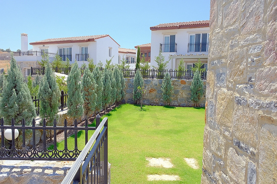 Image of a villa with a large garden.