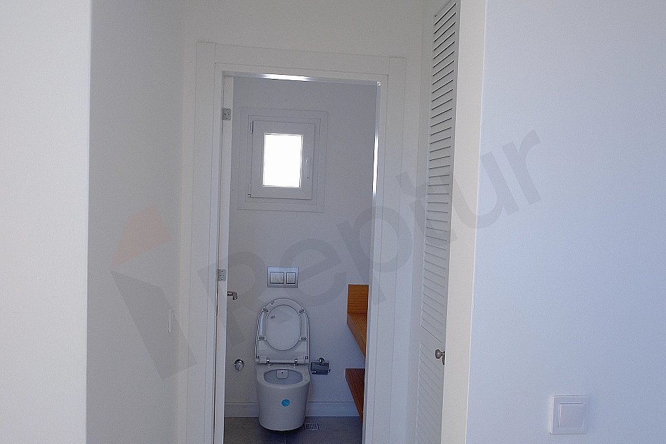 Modern designed, bright and spacious bathroom.