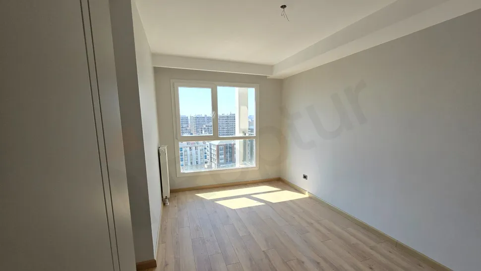 Interior view of a spacious and modern bedroom in a 4+1 apartment in Beylikdüzü, Istanbul.