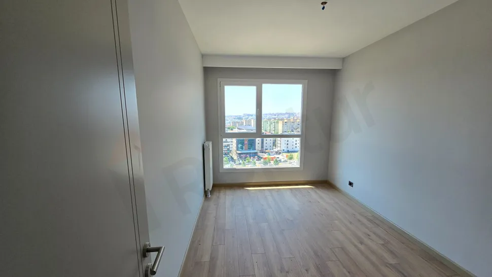 Image of a spacious, bright, and modernly designed bedroom of a new apartment in Beylikdüzü.