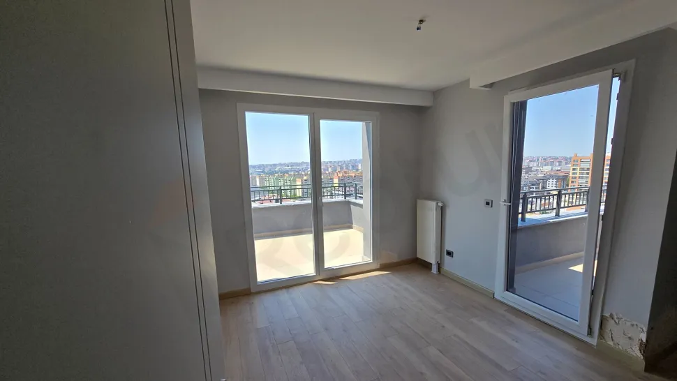 Image of a bright and modern bedroom in a spacious 4+1 duplex apartment located in Beylikdüzü.