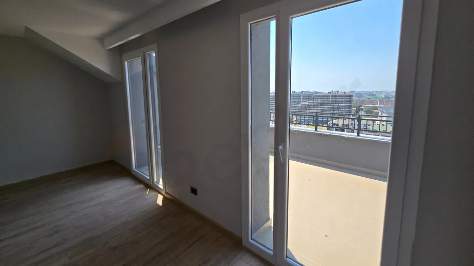 Spacious and modern bedroom of a 4+1 duplex apartment in Istanbul Beylikdüzü.