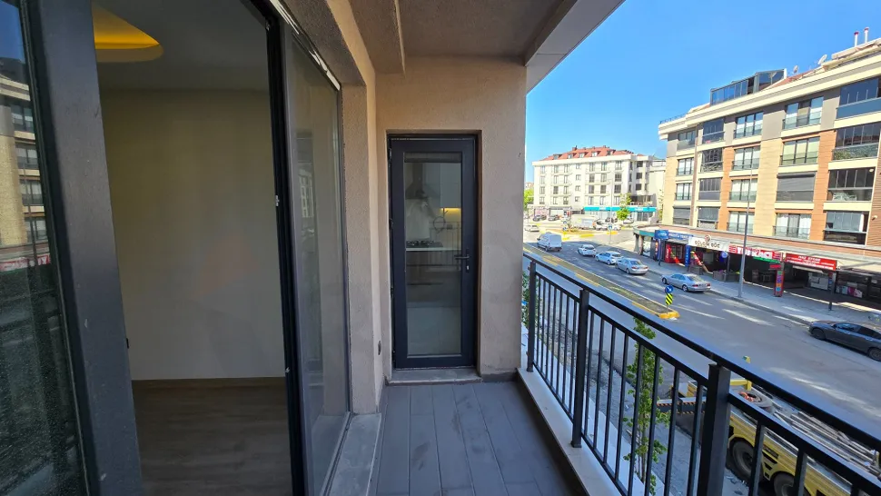 Beylikdüzü: 2+1 Apartment for Sale on 1st Floor in Yaşam Marina!