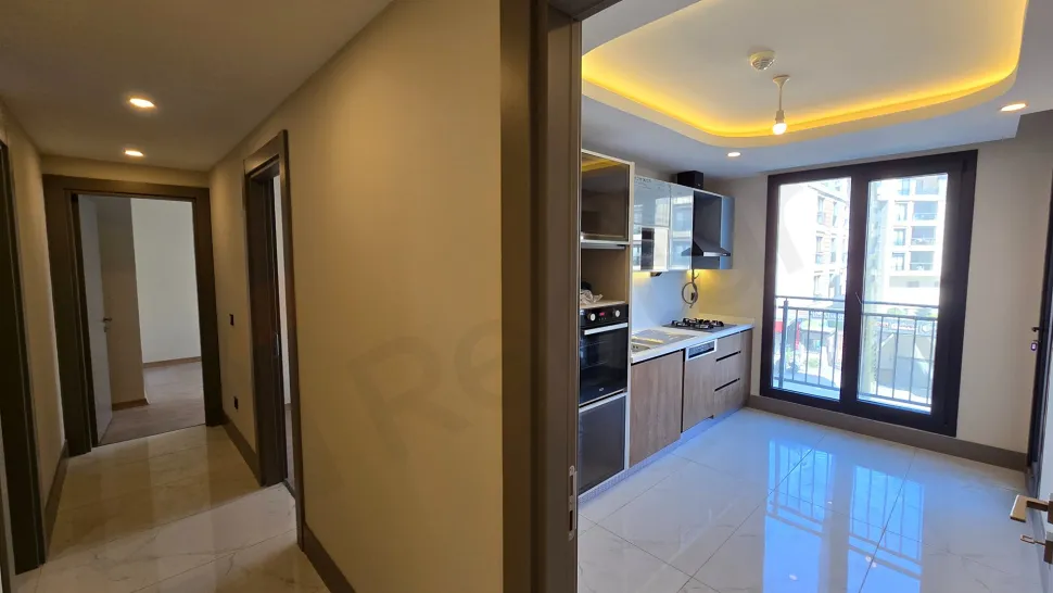 Beylikdüzü: 2+1 Apartment for Sale on 1st Floor in Yaşam Marina!