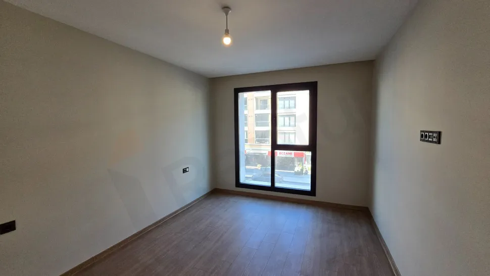 Beylikdüzü: 2+1 Apartment for Sale on 1st Floor in Yaşam Marina!