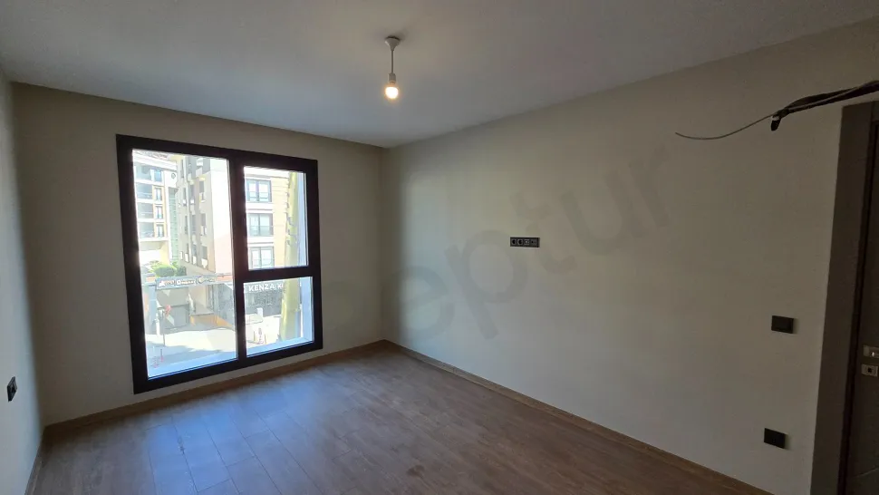 Beylikdüzü: 2+1 Apartment for Sale on 1st Floor in Yaşam Marina!