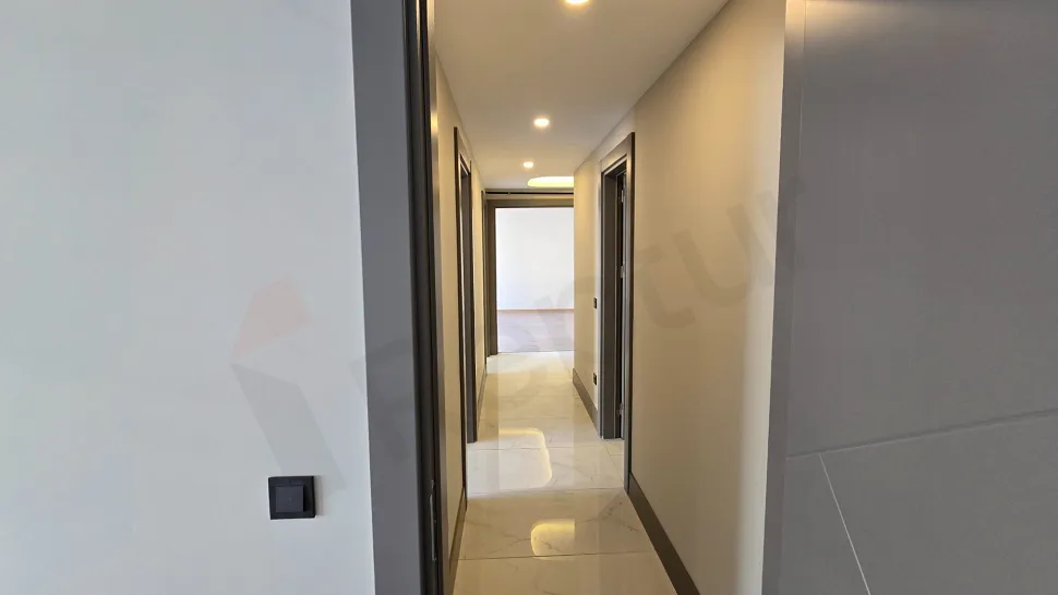 Beylikdüzü: 2+1 Apartment for Sale on 1st Floor in Yaşam Marina!