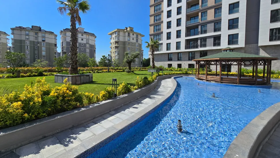 Beylikdüzü: 2+1 Apartment for Sale on 1st Floor in Yaşam Marina!
