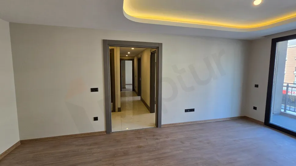 Beylikdüzü: 2+1 Apartment for Sale on 1st Floor in Yaşam Marina!