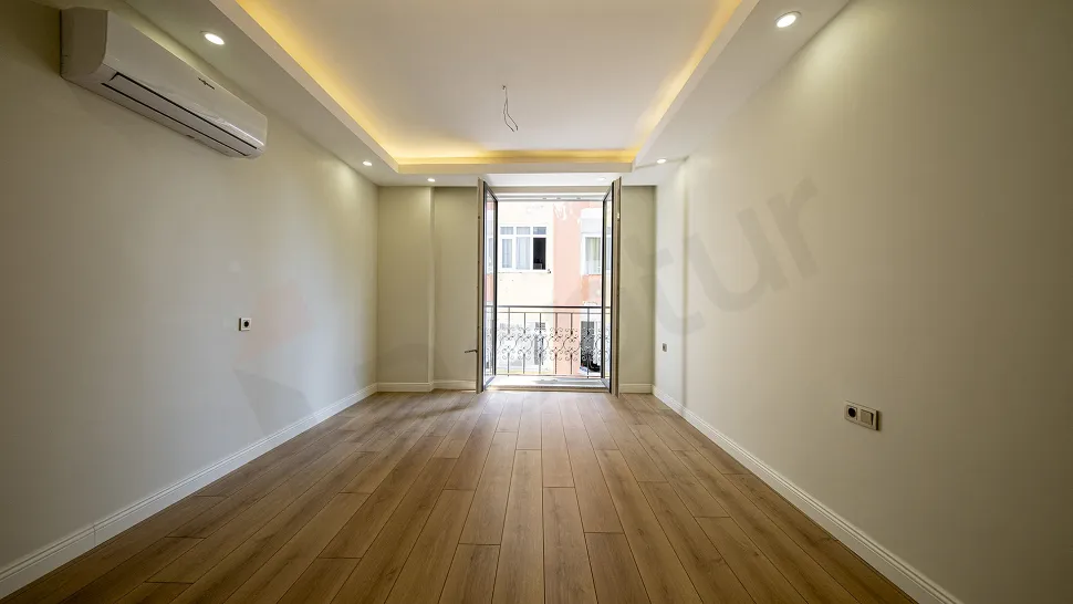 General view of a modern and spacious bedroom.