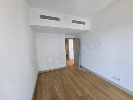 General view of a modern and spacious bedroom.