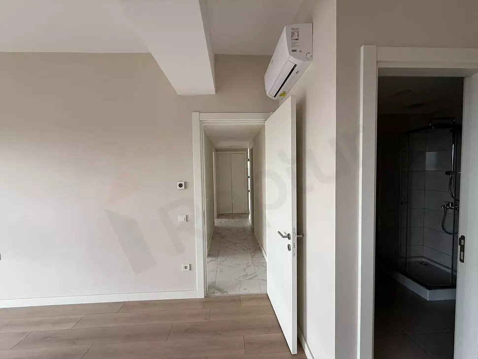 Wide, bright and spacious corridor area in a modern building.