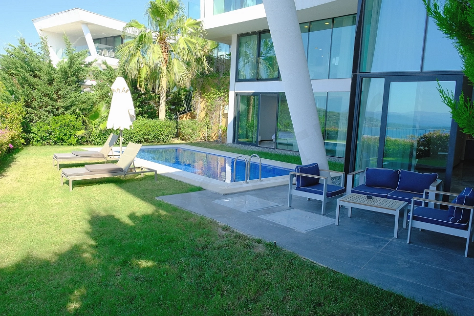 Carefully designed, spacious and green landscaped garden of the luxury villa in Bodrum.