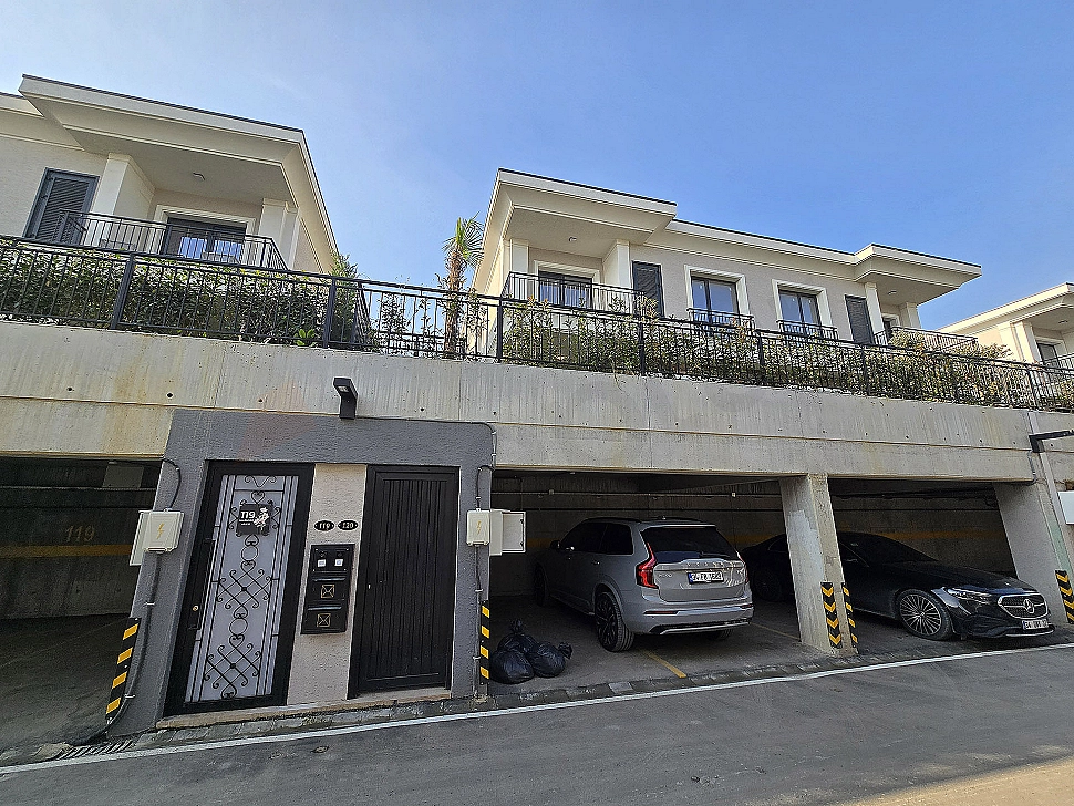 Image of an indoor car park for a villa for sale in Başakşehir.