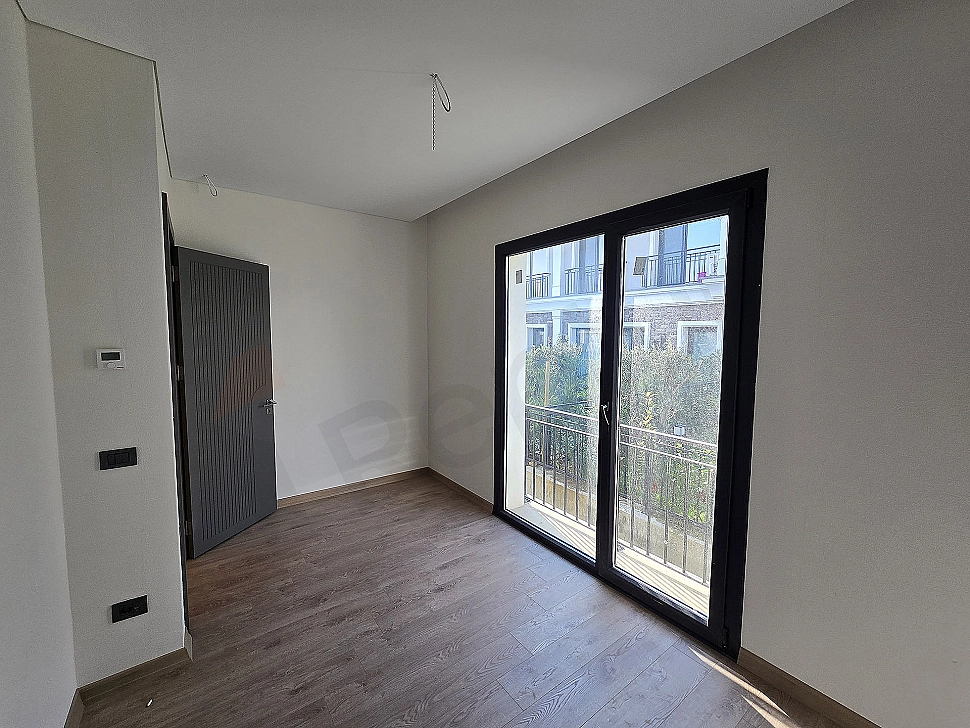 Interior view of a bedroom in an unfurnished villa for sale in Başakşehir.