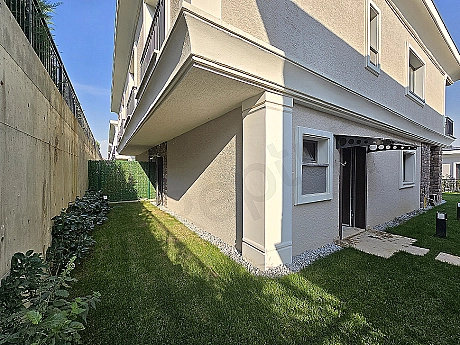 Photo of a villa with a large garden.