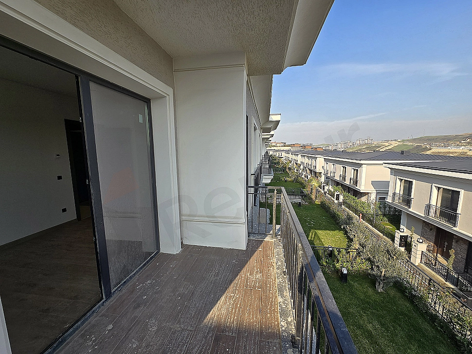 View of an unfurnished villa for sale in Başakşehir.
