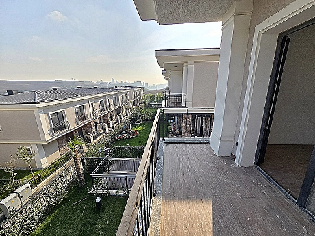 Citizenship Eligible 5+1 Villa in Bahcesehir: 155 m² Garden & Valley View