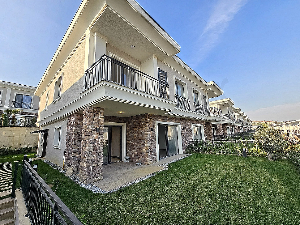 Exterior view of a villa for sale in Başakşehir.