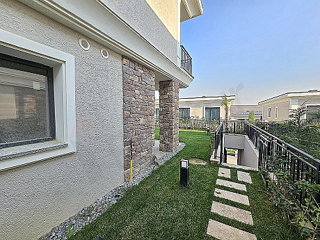 Image of a villa with a large garden.