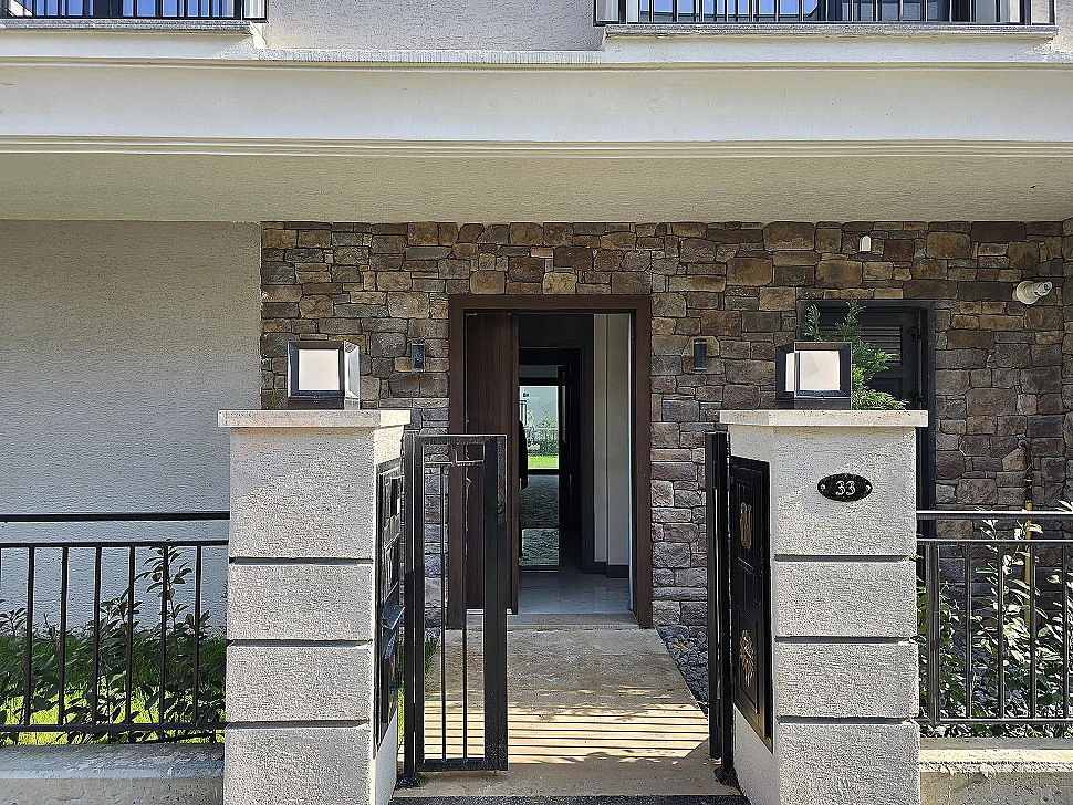 Image of villa entrance door.