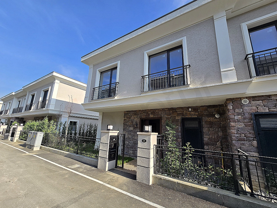 Exterior view of an unfurnished villa for sale in Başakşehir.