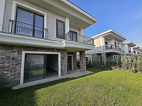 Garden of villa for sale in Başakşehir photo.