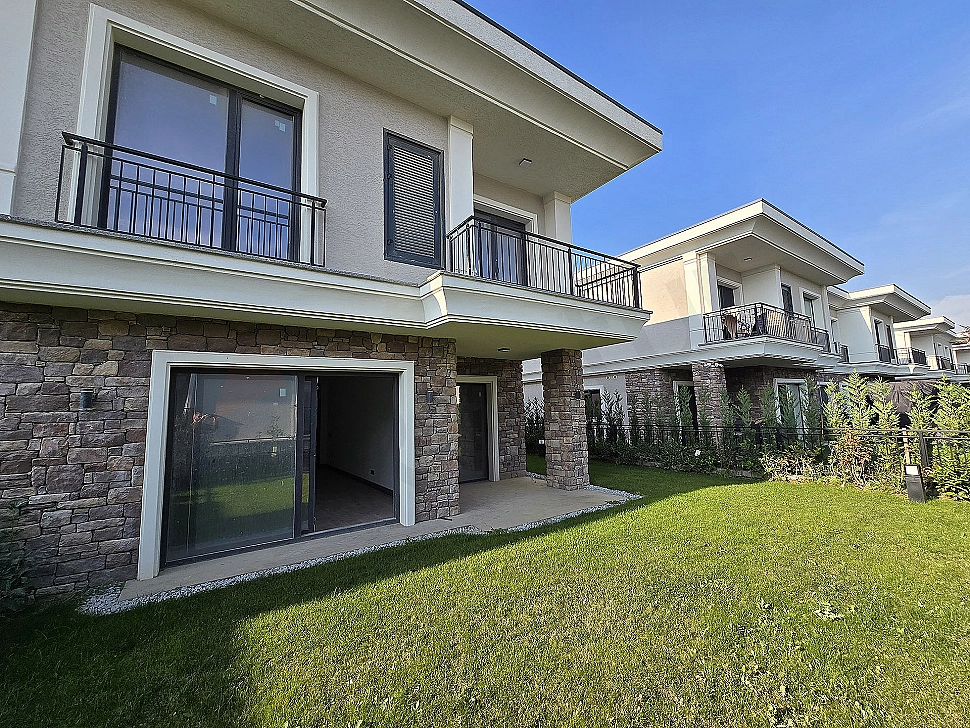 Garden of villa for sale in Başakşehir photo.